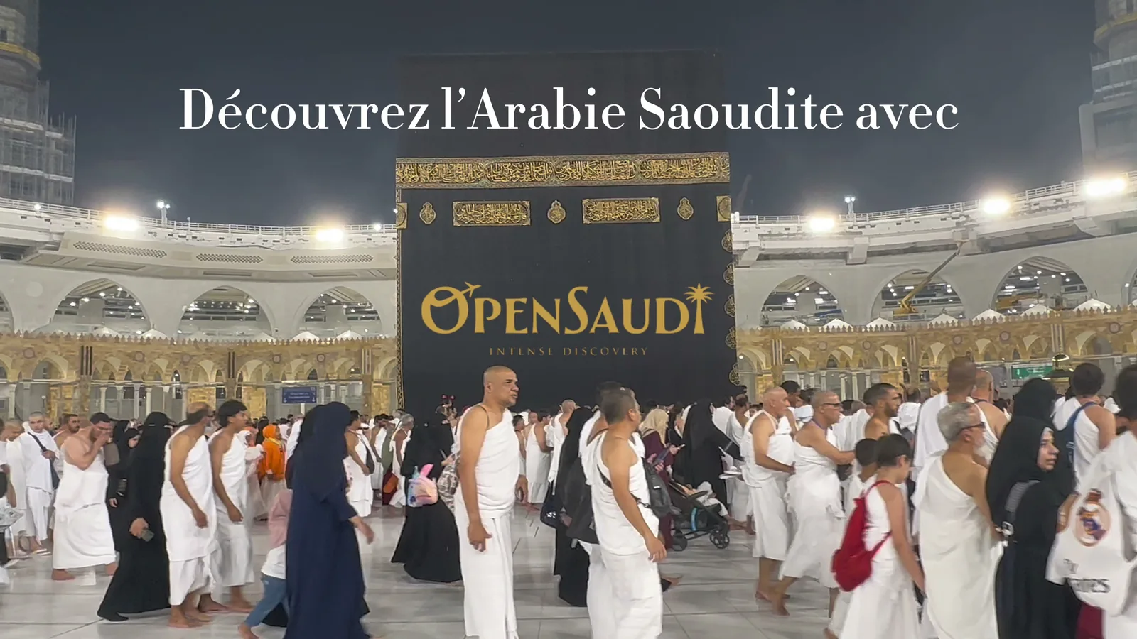 Omra en famille avec enfants et bébé — pèlerins devant la Kaaba à La Mecque