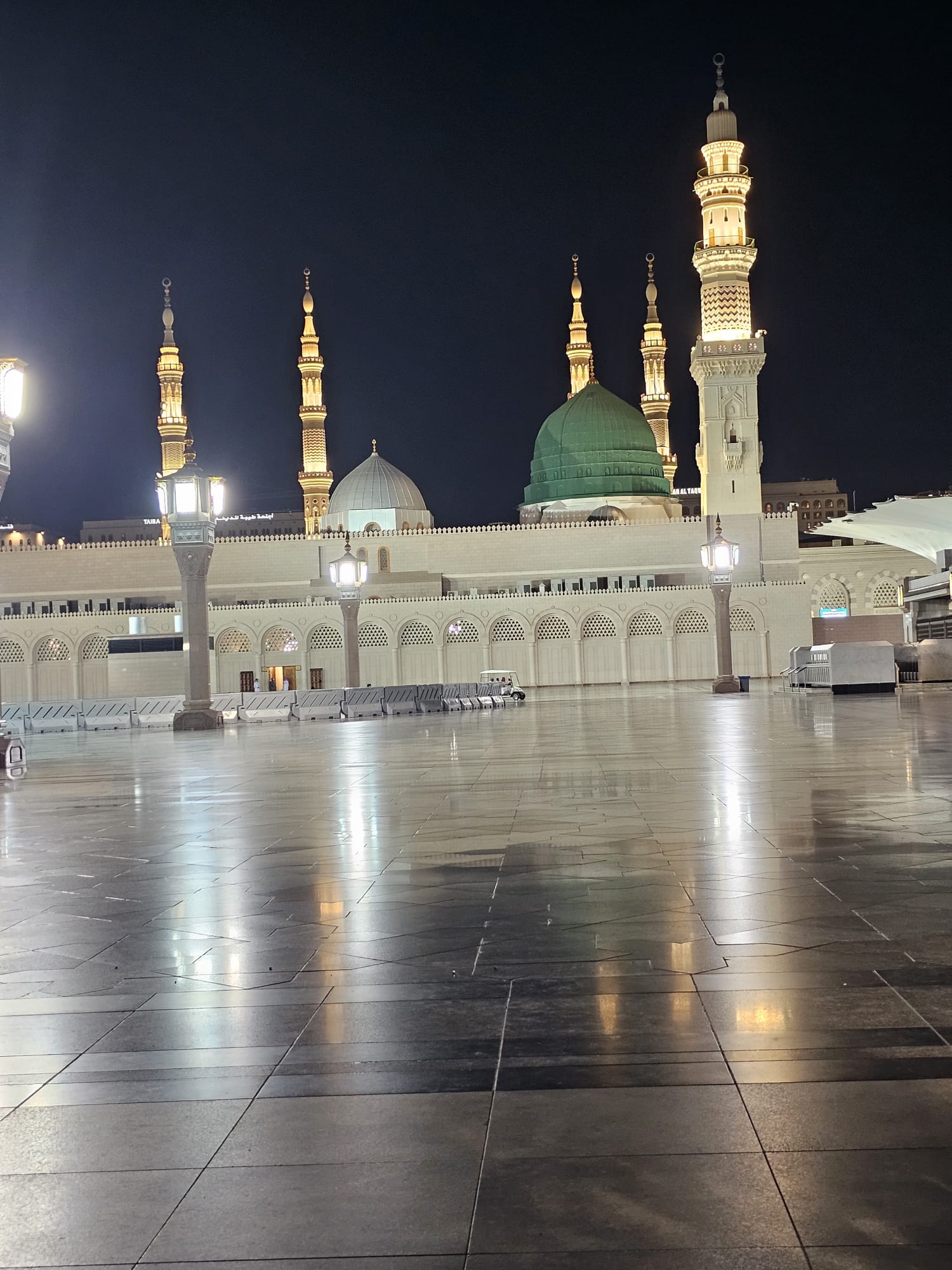 Mosquée du Prophète à Médine illuminée la nuit, étape d'une Omra en famille à plusieurs générations
