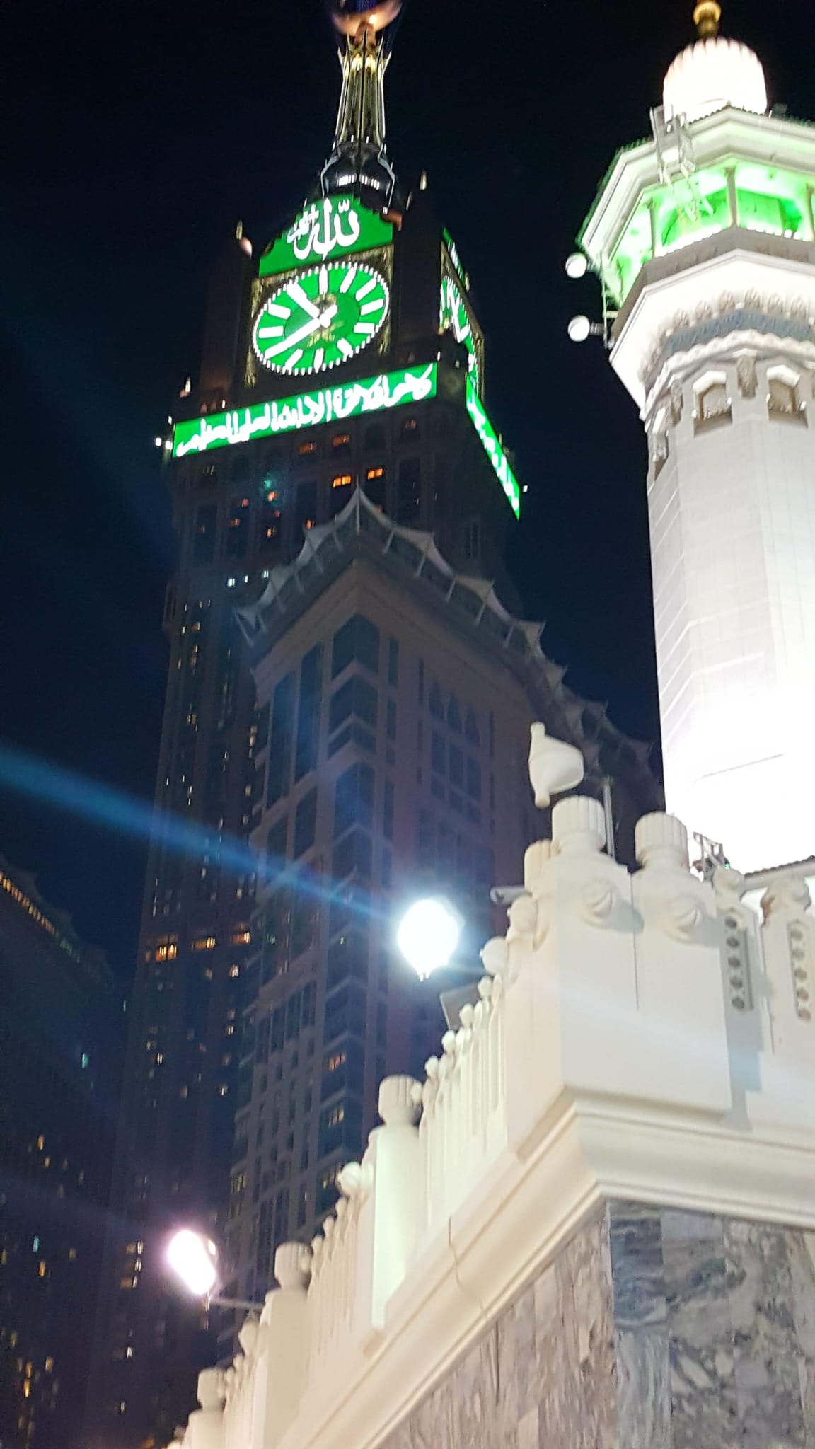 Tour de l'horloge de La Mecque près de la Grande Mosquée, étape d'une Omra à plusieurs générations